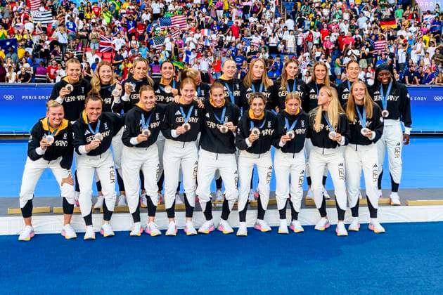 FRA, Olympic Summer Games Paris 2024, Football, Women , Final, Award Ceremony Brasielia BRA vs United States of America USA , USA Gold , Brasielia Silver Germany Bronze 10 08 2024, Parc des Princes, Paris, FRA, Olympic Summer Games Paris 2024, Football, Women , Final, Award Ceremony Brasielia BRA vs United States of America USA , USA Gold , Brasielia Silver Germany Bronze , in the picture the German women celebrating bronze nordphotoxGmbHx xStraubmeier nph00004