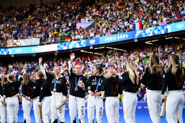 240810 Players of Germany celebrate with their bronze medals after the women™s football final between Brazil and USA during day 15 of the Paris 2024 Olympic Games on August 10, 2024 in Paris Photo Johanna Säll BILDBYRAN kod JL JL0431 fotboll football soccer fotball olympic games olympics os ol olympiska spelen olympiske leker paris 2024 paris os paris ol 15 bbeng usa brasilien jubel  Copyright: JOHANNAxSÄLL BB240810ZH165