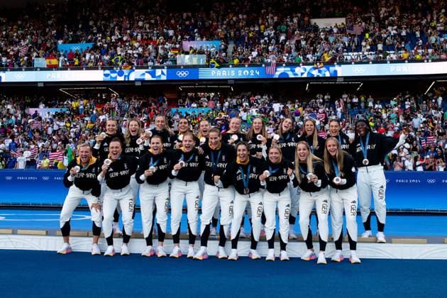 Merle Frohms Germany, 01 , Sarai Linder Germany, 02 , Kathrin Hendrich Germany, 03 , Bibiane Schulze Solano Germany, 04 , Janina Minge Germany, 06 , Lea Schueller Germany, 07 , Sydney Lohmann Germany, 08 , Jule Brand Germany, 16 , Klara Buehl Germany, 17 , Felicitas Rauch Germany , Nicole Anyomi Germany , Alexandra Popp Germany, 11 , Marina Hegering Germany, 05 , Laura Freigang Germany, 10 , Sjoeke Nuesken Germany, 09 , Ann Katrin Berger Germany, 12 , Sara Doorsoun Germany, 13 , Elisa Senß Germany, 14 , Giulia Gwinn Germany, 15 , Vivien Endemann Germany, 18 cheering on the podium at the award ceremony for 3rd place and a bronze medal, FRA, Olympic Games Paris 2024, Olympic Football Tournament, Women, Award Ceremony, 10 08 2024 FRA, Olympic Games Paris 2024, Olympic Football Tournament, Women, Award Ceremony, 10 08 2024 Paris Copyright: xEibner-Pressefoto Memmlerx EP_MMR