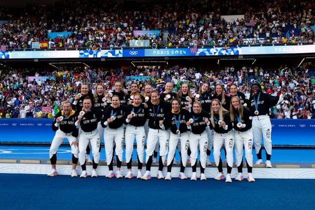 Merle Frohms Germany, 01 , Sarai Linder Germany, 02 , Kathrin Hendrich Germany, 03 , Bibiane Schulze Solano Germany, 04 , Janina Minge Germany, 06 , Lea Schueller Germany, 07 , Sydney Lohmann Germany, 08 , Jule Brand Germany, 16 , Klara Buehl Germany, 17 , Felicitas Rauch Germany , Nicole Anyomi Germany , Alexandra Popp Germany, 11 , Marina Hegering Germany, 05 , Laura Freigang Germany, 10 , Sjoeke Nuesken Germany, 09 , Ann Katrin Berger Germany, 12 , Sara Doorsoun Germany, 13 , Elisa Senß Germany, 14 , Giulia Gwinn Germany, 15 , Vivien Endemann Germany, 18 cheering on the podium at the award ceremony for 3rd place and a bronze medal, FRA, Olympic Games Paris 2024, Olympic Football Tournament, Women, Award Ceremony, 10 08 2024 FRA, Olympic Games Paris 2024, Olympic Football Tournament, Women, Award Ceremony, 10 08 2024 Paris Copyright: xEibner-Pressefoto Memmlerx EP_MMR