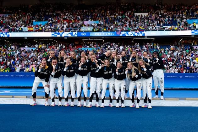 Merle Frohms Germany, 01 , Sarai Linder Germany, 02 , Kathrin Hendrich Germany, 03 , Bibiane Schulze Solano Germany, 04 , Janina Minge Germany, 06 , Lea Schueller Germany, 07 , Sydney Lohmann Germany, 08 , Jule Brand Germany, 16 , Klara Buehl Germany, 17 , Felicitas Rauch Germany , Nicole Anyomi Germany , Alexandra Popp Germany, 11 , Marina Hegering Germany, 05 , Laura Freigang Germany, 10 , Sjoeke Nuesken Germany, 09 , Ann Katrin Berger Germany, 12 , Sara Doorsoun Germany, 13 , Elisa Senß Germany, 14 , Giulia Gwinn Germany, 15 , Vivien Endemann Germany, 18 cheering on the podium at the award ceremony for 3rd place and a bronze medal, FRA, Olympic Games Paris 2024, Olympic Football Tournament, Women, Award Ceremony, 10 08 2024 FRA, Olympic Games Paris 2024, Olympic Football Tournament, Women, Award Ceremony, 10 08 2024 Paris Copyright: xEibner-Pressefoto Memmlerx EP_MMR