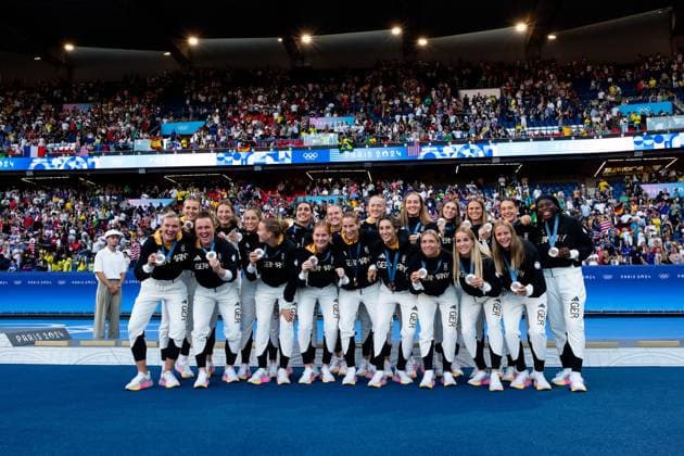 Merle Frohms Germany, 01 , Sarai Linder Germany, 02 , Kathrin Hendrich Germany, 03 , Bibiane Schulze Solano Germany, 04 , Janina Minge Germany, 06 , Lea Schueller Germany, 07 , Sydney Lohmann Germany, 08 , Jule Brand Germany, 16 , Klara Buehl Germany, 17 , Felicitas Rauch Germany , Nicole Anyomi Germany , Alexandra Popp Germany, 11 , Marina Hegering Germany, 05 , Laura Freigang Germany, 10 , Sjoeke Nuesken Germany, 09 , Ann Katrin Berger Germany, 12 , Sara Doorsoun Germany, 13 , Elisa Senß Germany, 14 , Giulia Gwinn Germany, 15 , Vivien Endemann Germany, 18 cheering on the podium at the award ceremony for 3rd place and a bronze medal, FRA, Olympic Games Paris 2024, Olympic Football Tournament, Women, Award Ceremony, 10 08 2024 FRA, Olympic Games Paris 2024, Olympic Football Tournament, Women, Award Ceremony, 10 08 2024 Paris Copyright: xEibner-Pressefoto Memmlerx EP_MMR