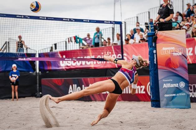 Beach volleyball women Allianz German Beach Tour 2024 Tour stop Kühlungsborn 10 08 2024 Melanie Paul hits the ball with unorthodox technique Kühlungsborn beach at the pier Mecklenburg Western Pomerania Germany