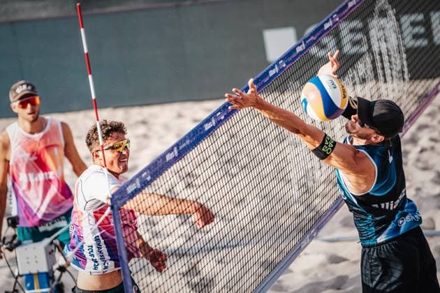 Beach volleyball men Allianz German Beach Tour 2024 Tourstop Kühlungsborn 10 08 2024 v l Hennes Nissen on the attack against Paul Henning Kühlungsborn beach at the pier Mecklenburg-Vorpommern Germany