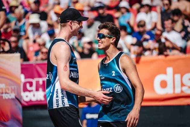 Beach volleyball men Allianz German Beach Tour 2024 Tourstop Kühlungsborn 10 08 2024 f l Philipp Huster and Lui Wüst are happy and cheering Kühlungsborn beach at the pier Mecklenburg Western Pomerania Germany