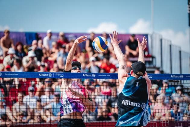 Beach volleyball men Allianz German Beach Tour 2024 Tourstop Kühlungsborn 10 08 2024 v l Paul Henning vs Philipp Huster Kühlungsborn Strand an der Seebrücke Mecklenburg Vorpommern Germany