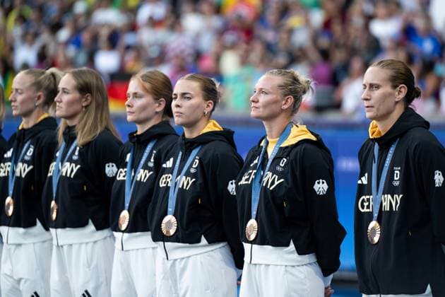 Laura Freigang Germany, 10 , Alexandra Popp Germany, 11 , Ann Katrin Berger Germany, 12 and team cheer on the podium at the award ceremony for 3rd place and bronze, FRA, Olympic Games Paris 2024, Olympic Football Tournament, Women, Award Ceremony, 10 08 2024 FRA, Olympic Games Paris 2024, Olympic Football Tournament, Women, Award Ceremony, 10 08 2024 Paris Copyright: xEibner-Pressefoto Memmlerx EP_MMR