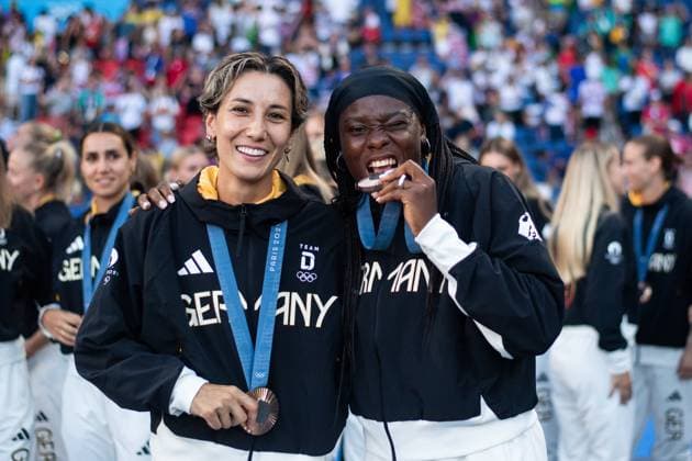Sara Doorsoun Germany, 13 , Nicole Anyomi Germany cheer on the podium at the award ceremony for 3rd place and bronze, FRA, Olympic Games Paris 2024, Olympic Football Tournament, Women, Award Ceremony, 10 08 2024 FRA, Olympic Games Paris 2024, Olympic Football Tournament, Women, Award Ceremony, 10 08 2024 Paris Copyright: xEibner-Pressefoto Memmlerx EP_MMR