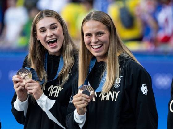 Jule Brand Germany, 16 , Klara Buehl Germany, 17 cheering on the podium at the award ceremony for 3rd place and bronze, FRA, Olympic Games Paris 2024, Olympic Football Tournament, Women, Award Ceremony, 10 08 2024 FRA, Olympic Games Paris 2024, Olympic Football Tournament, Women, Award Ceremony, 10 08 2024 Paris Copyright: xEibner-Pressefoto Memmlerx EP_MMR