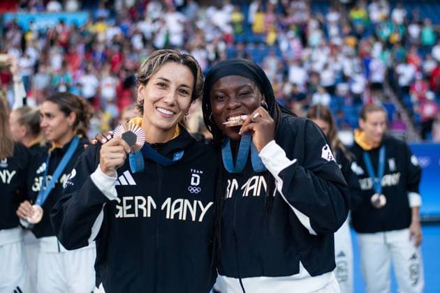 Sara Doorsoun Germany, 13 , Nicole Anyomi Germany cheer on the podium at the award ceremony for 3rd place and bronze, FRA, Olympic Games Paris 2024, Olympic Football Tournament, Women, Award Ceremony, 10 08 2024 FRA, Olympic Games Paris 2024, Olympic Football Tournament, Women, Award Ceremony, 10 08 2024 Paris Copyright: xEibner-Pressefoto Memmlerx EP_MMR