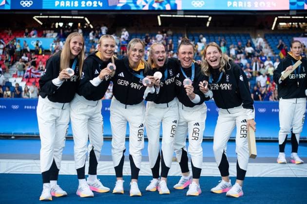 Vivien Endemann Germany, 18 , Merle Frohms Germany, 01 , Kathrin Hendrich Germany, 03 , Janina Minge Germany, 06 , Marina Hegering Germany, 05 , Sarai Linder Germany, 02 cheering on the podium at the award ceremony for 3rd place and bronze, FRA, Olympic Games Paris 2024, Olympic Football Tournament, Women, Award Ceremony, 10 08 2024 FRA, Olympic Games Paris 2024, Olympic Football Tournament, Women, Award Ceremony, 10 08 2024 Paris Copyright: xEibner-Pressefoto Memmlerx EP_MMR