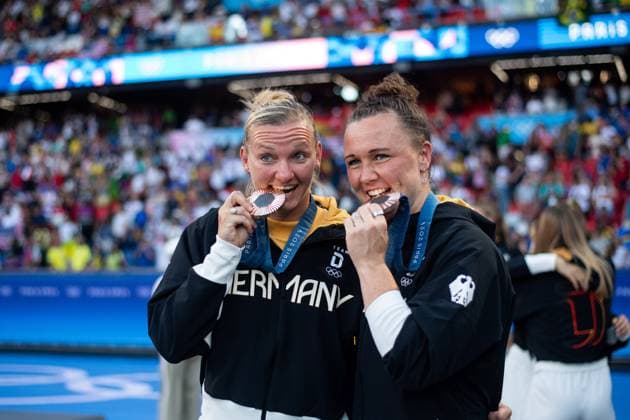 Alexandra Popp Germany, 11 , Marina Hegering Germany, 05 cheering on the podium at the award ceremony for 3rd place and bronze, FRA, Olympic Games Paris 2024, Olympic Football Tournament, Women, Award Ceremony, 10 08 2024 FRA, Olympic Games Paris 2024, Olympic Football Tournament, Women, Award Ceremony, 10 08 2024 Paris Copyright: xEibner-Pressefoto Memmlerx EP_MMR