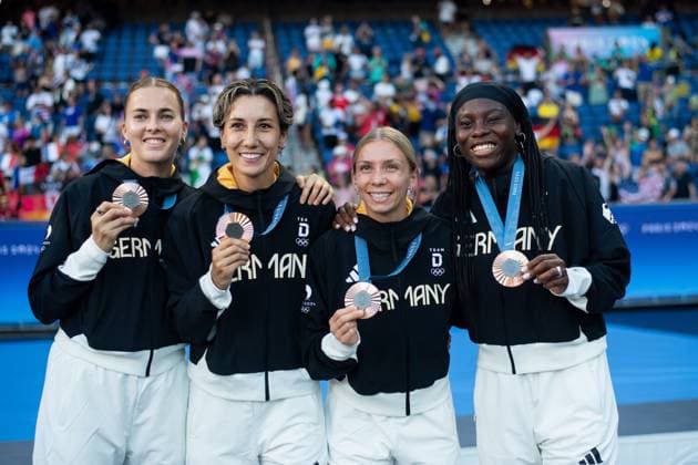 Laura Freigang Germany, 10 , Sara Doorsoun Germany, 13 , Elisa Senß Germany, 14 , Nicole Anyomi Germany cheer on the podium at the award ceremony for 3rd place and bronze, FRA, Olympic Games Paris 2024, Olympic Football Tournament, Women, Award Ceremony, 10 08 2024 FRA, Olympic Games Paris 2024, Olympic Football Tournament, Women, Award Ceremony, 10 08 2024 Paris Copyright: xEibner-Pressefoto Memmlerx EP_MMR