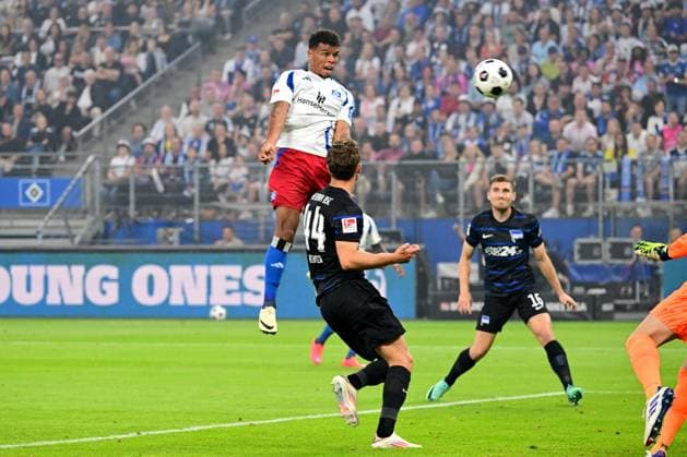 Soccer I Men I 2 Bundesliga l Hamburger SV Hertha BSC I 02 Matchday I Season 2024 2025 I HSV I 10 08 2024 I Koenigsdoerffer Ransford Yeboah HSV kepft here the 1 0 against Gechter Linus Hertha BSC , Sportplatz Volksparkstadion, Stellingen Hamburg Germany