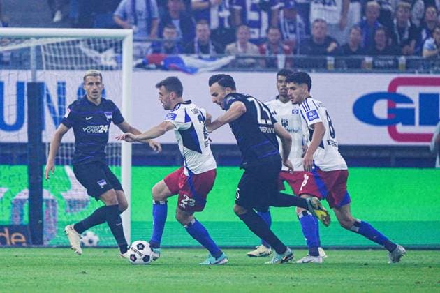 Jonas Meffert Hamburger SV, 23 , Haris Tabakovic Hertha BSC, 25 GER, Hamburger SV vs Hertha BSC, Football, 2 Bundesliga, Matchday 2, Season 2024 2025, 10 08 2024 DFL REGULATIONS PROHIBIT ANY USE OF PHOTOGRAPHS AS IMAGE SEQUENCES AND OR QUASI VIDEO GER, Hamburger SV vs Hertha BSC, Football, 2 Bundesliga, Matchday 2, Season 2024 2025, 10 08 2024 Hamburg Copyright: xEibner-Pressefoto MarcelxvonxFehrnx EP_MFN