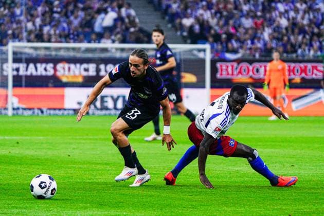 Michal Karbownik Hertha BSC, 33 , Jean Luc Dompe Hamburger SV, 07 GER, Hamburger SV vs Hertha BSC, Football, 2 Bundesliga, Matchday 2, Season 2024 2025, 10 08 2024 DFL REGULATIONS PROHIBIT ANY USE OF PHOTOGRAPHS AS IMAGE SEQUENCES AND OR QUASI VIDEO GER, Hamburger SV vs Hertha BSC, Football, 2 Bundesliga, Matchday 2, Season 2024 2025, 10 08 2024 Hamburg Copyright: xEibner-Pressefoto MarcelxvonxFehrnx EP_MFN