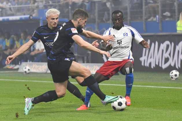GER 2 FBL,, Hamburger SV vs Hertha BSC 10 08 2024, Volksparkstadion, Hamburg, GER 2 FBL, Hamburger SV vs Hertha BSC in the picture Jean Luc Dompe Hamburg 07 tries to assert himself against Jonjoe Kenny Berlin 16 nordphotoxGmbH xWitke nph00002