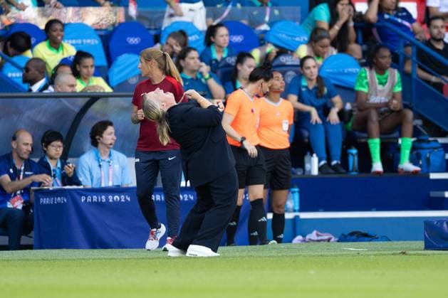 Paris, France, August 10th 2024: Head coach of the United States Emma Hayes celebrate after winning the Olympic Games, Olympische Spiele, Olympia, OS Paris 2024 Women Gold medal football match between Brazil and United States at Parc des Princes in Paris, France. (Ane Frosaker SPP) Copyright: xAnexFrosakerx xSPPx spp-en-AnFrSp-_F_20921