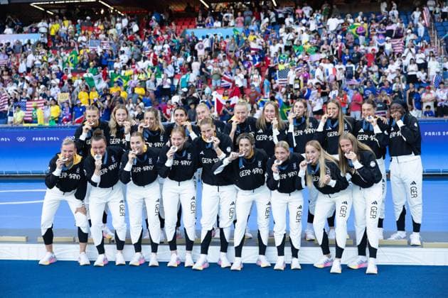 Paris, France, August 10th 2024: Players of Germany are seen during the medal cermony at the Olympic Games, Olympische Spiele, Olympia, OS Paris 2024 Women Gold medal football match between Brazil and United States at Parc des Princes in Paris, France. (Ane Frosaker SPP) Copyright: xAnexFrosakerx xSPPx spp-en-AnFrSp-_F_22054