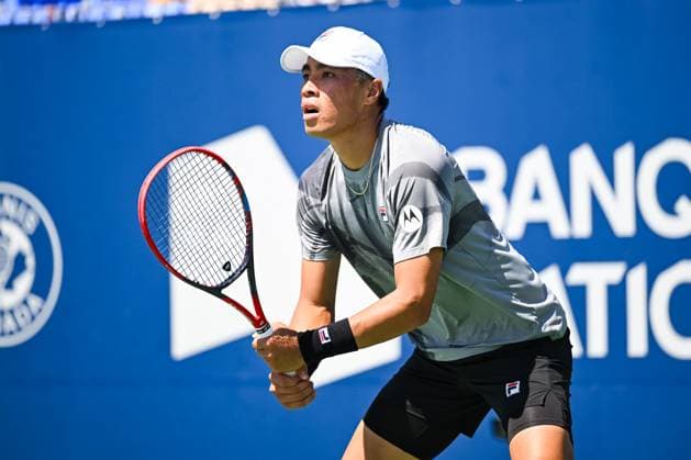 MONTREAL, QC - AUGUST 10: Brandon Nakashima (USA) waits for service during a third round match at ATP, Tennis Herren National Bank Open on August 10, 2024 at IGA Stadium in Montreal, QC (Photo by David Kirouac Icon Sportswire) TENNIS: AUG 10 National Bank Open EDITORIAL USE ONLY Icon240810051