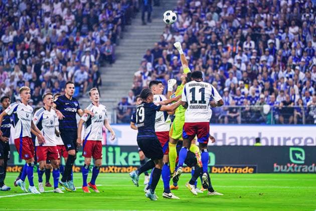Daniel Heuer Fernandes Hamburger SV, 01 haelt Torschuss Torchance GER, Hamburger SV vs Hertha BSC, Football, 2 Bundesliga, Matchday 2, Season 2024 2025, 10 08 2024 DFL REGULATIONS PROHIBIT ANY USE OF PHOTOGRAPHS AS IMAGE SEQUENCES AND OR QUASI VIDEO GER, Hamburger SV vs Hertha BSC, Football, 2 Bundesliga, Matchday 2, Season 2024 2025, 10 08 2024 Hamburg Copyright: xEibner-Pressefoto MarcelxvonxFehrnx EP_MFN