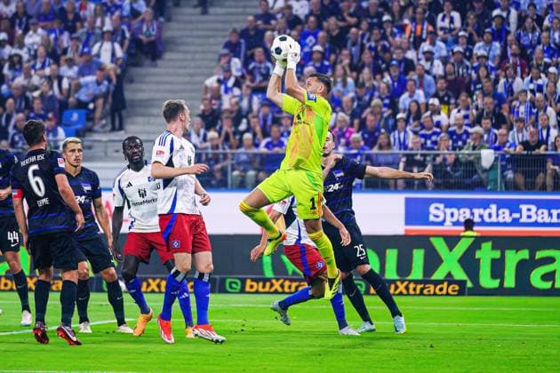 Daniel Heuer Fernandes Hamburger SV, 01 haelt Torschuss Torchance GER, Hamburger SV vs Hertha BSC, Football, 2 Bundesliga, Matchday 2, Season 2024 2025, 10 08 2024 DFL REGULATIONS PROHIBIT ANY USE OF PHOTOGRAPHS AS IMAGE SEQUENCES AND OR QUASI VIDEO GER, Hamburger SV vs Hertha BSC, Football, 2 Bundesliga, Matchday 2, Season 2024 2025, 10 08 2024 Hamburg Copyright: xEibner-Pressefoto MarcelxvonxFehrnx EP_MFN