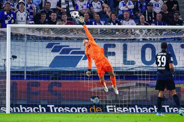 Tjark Ernst Hertha BSC, 01 haelt Torschuss Torchance GER, Hamburger SV vs Hertha BSC, Football, 2 Bundesliga, Matchday 2, Season 2024 2025, 10 08 2024 DFL REGULATIONS PROHIBIT ANY USE OF PHOTOGRAPHS AS IMAGE SEQUENCES AND OR QUASI VIDEO GER, Hamburger SV vs Hertha BSC, Football, 2 Bundesliga, Matchday 2, Season 2024 2025, 10 08 2024 Hamburg Copyright: xEibner-Pressefoto MarcelxvonxFehrnx EP_MFN