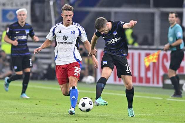 GER 2 FBL,, Hamburger SV vs Hertha BSC 10 08 2024, Volksparkstadion, Hamburg, GER 2 FBL, Hamburger SV vs Hertha BSC in the picture Miro Muheim Hamburg 28 tries to assert himself against Jonjoe Kenny Berlin 16 nordphotoxGmbH xWitke nph00002