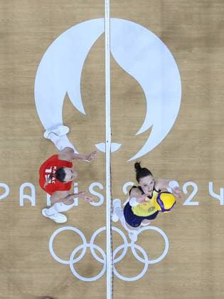 (240810) -- PARIS, Aug. 10, 2024 -- Roberta Silva Ratzke (R) of Brazil sets the ball during volleyball women s bronze medal match between Brazil and T¨¹rkiye at Paris 2024 Olympic Games, Olympische Spiele, Olympia, OS in Paris, France, on Aug. 10, 2024. ) (PARIS2024) FRANCE-PARIS-OLY-VOLLEYBALL XuxZijian 