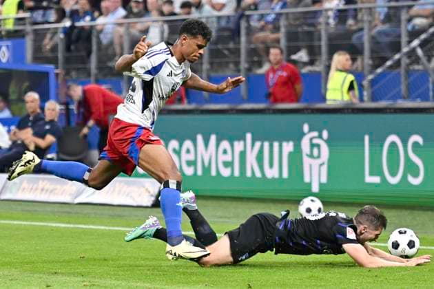 GER 2 FBL,, Hamburger SV vs Hertha BSC 10 08 2024, Volksparkstadion, Hamburg, GER 2 FBL, Hamburger SV vs Hertha BSC in the picture Ransford Yeboah Koenigsdoerffer Königsdörffer Hamburg 11 tries to assert himself against Jonjoe Kenny Berlin 16 nordphotoxGmbH xWitke nph00002