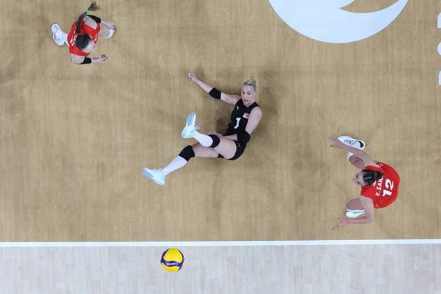 (240810) -- PARIS, Aug. 10, 2024 -- Gizem Orge (C) of T¨¹rkiye falls on the ground during volleyball women s bronze medal match between Brazil and T¨¹rkiye at Paris 2024 Olympic Games, Olympische Spiele, Olympia, OS in Paris, France, on Aug. 10, 2024. ) (PARIS2024) FRANCE-PARIS-OLY-VOLLEYBALL XuxZijian 