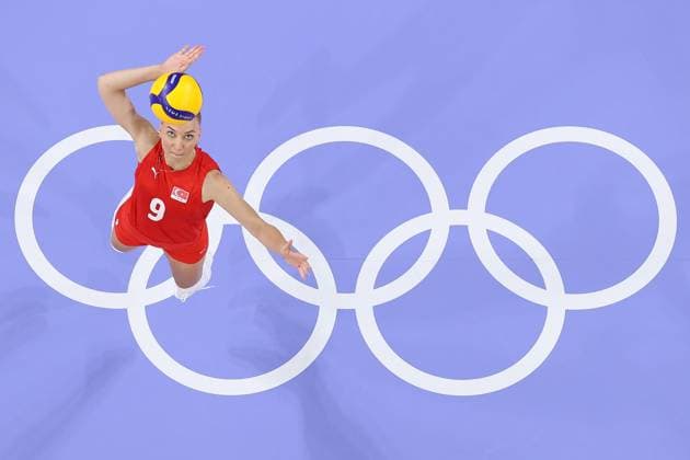 (240810) -- PARIS, Aug. 10, 2024 -- Meliha Diken of T¨¹rkiye serves during volleyball women s bronze medal match between Brazil and T¨¹rkiye at Paris 2024 Olympic Games, Olympische Spiele, Olympia, OS in Paris, France, on Aug. 10, 2024. ) (PARIS2024) FRANCE-PARIS-OLY-VOLLEYBALL XuxZijian 