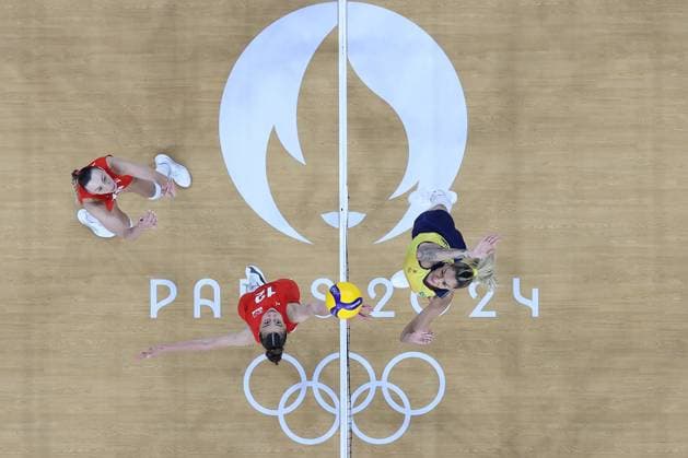 (240810) -- PARIS, Aug. 10, 2024 -- Thaisa Daher de Menezes (1st R) of Brazil spikes during volleyball women s bronze medal match between Brazil and T¨¹rkiye at Paris 2024 Olympic Games, Olympische Spiele, Olympia, OS in Paris, France, on Aug. 10, 2024. ) (PARIS2024) FRANCE-PARIS-OLY-VOLLEYBALL XuxZijian 