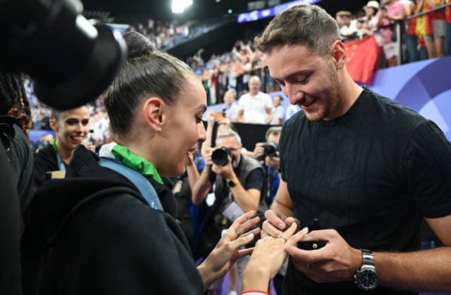 Sport Themen der Woche KW32 (240810) -- PARIS, Aug. 10, 2024 -- Alessia Maurelli of Team Italy is proposed after the group all-round final of Rhythmic gymnastics, Rhythmische Sportgymnastik, RSG at the Paris 2024 Olympic Games, Olympische Spiele, Olympia, OS in Paris, France, Aug. 10, 2024. ) (PARIS2024) FRANCE-PARIS-OLY-RHYTHMIC GYMNASTICS ChengxMin 