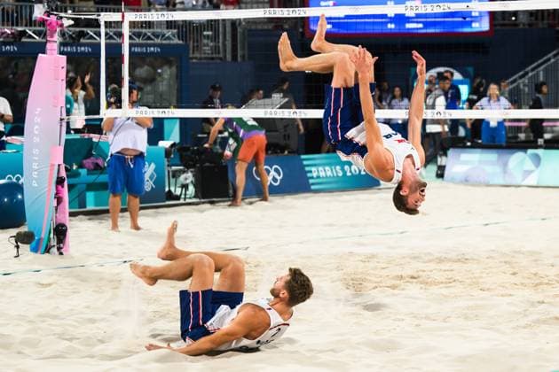 240810 Anders Mol and Christian Sorum of Norway celebrate after the men s bronze medal beach volleyball match between Qatar and Norway during day 15 of the Paris 2024 Olympic Games on August 10, 2024 in Paris Photo Ludvig Thunman BILDBYRAN kod LT LT0670 beachvolleyboll beach volleyball sandvolleyball olympic games olympics os ol olympiska spelen olympiske leker paris 2024 paris os paris ol 15 bbeng norge qatar norway bronsmatch bronze medal game jubel  Copyright: LUDVIGxTHUNMAN BB240810LT140