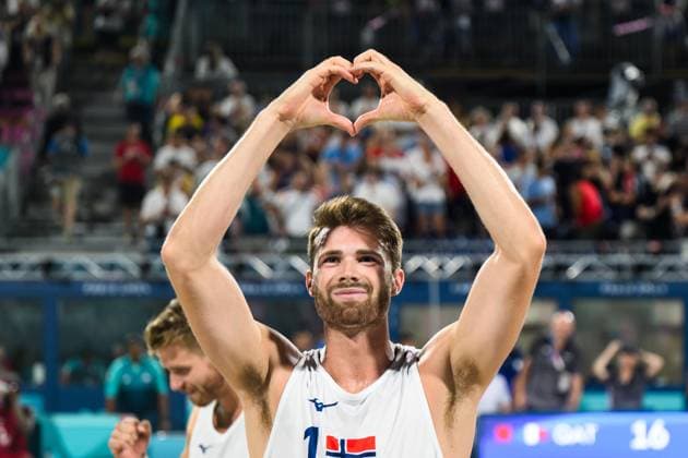 240810 Anders Mol of Norway celebrates after the men s bronze medal beach volleyball match between Qatar and Norway during day 15 of the Paris 2024 Olympic Games on August 10, 2024 in Paris Photo Ludvig Thunman BILDBYRAN kod LT LT0670 beachvolleyboll beach volleyball sandvolleyball olympic games olympics os ol olympiska spelen olympiske leker paris 2024 paris os paris ol 15 bbeng norge qatar norway bronsmatch bronze medal game jubel  Copyright: LUDVIGxTHUNMAN BB240810LT146