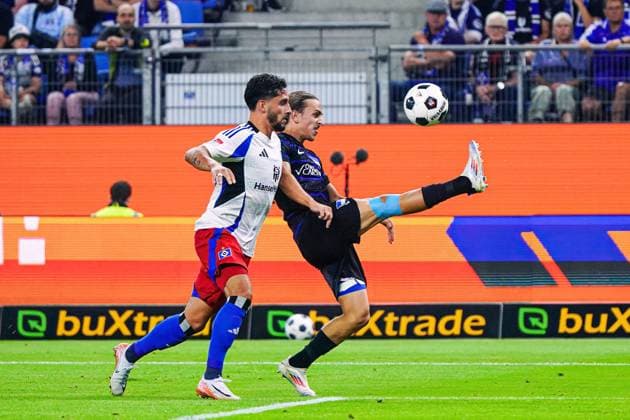 Ludovit Reis Hamburger SV, 14 , Michal Karbownik Hertha BSC, 33 GER, Hamburger SV vs Hertha BSC, Football, 2 Bundesliga, Matchday 2, Season 2024 2025, 10 08 2024 DFL REGULATIONS PROHIBIT ANY USE OF PHOTOGRAPHS AS IMAGE SEQUENCES AND OR QUASI VIDEO GER, Hamburger SV vs Hertha BSC, Football, 2 Bundesliga, Matchday 2, Season 2024 2025, 10 08 2024 Hamburg Copyright: xEibner-Pressefoto MarcelxvonxFehrnx EP_MFN