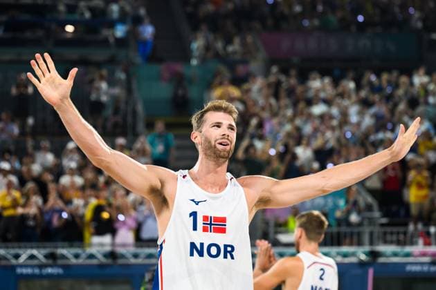 240810 Anders Mol of Norway celebrates after the men s bronze medal beach volleyball match between Qatar and Norway during day 15 of the Paris 2024 Olympic Games on August 10, 2024 in Paris Photo Ludvig Thunman BILDBYRAN kod LT LT0670 beachvolleyboll beach volleyball sandvolleyball olympic games olympics os ol olympiska spelen olympiske leker paris 2024 paris os paris ol 15 bbeng norge qatar norway bronsmatch bronze medal game jubel  Copyright: LUDVIGxTHUNMAN BB240810LT148