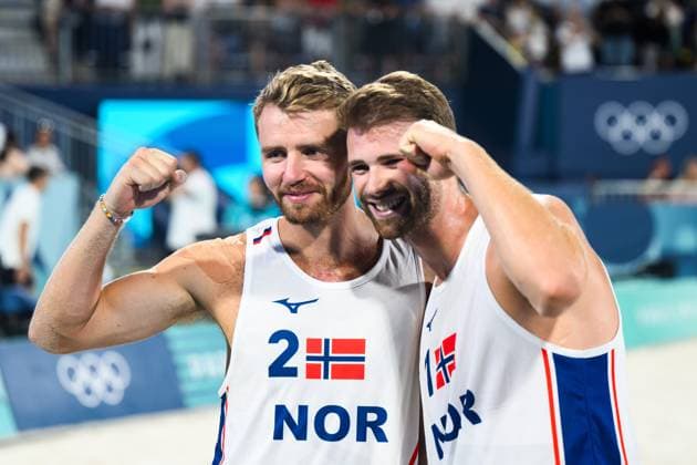 240810 Anders Mol and Christian Sorum of Norway celebrate after the men s bronze medal beach volleyball match between Qatar and Norway during day 15 of the Paris 2024 Olympic Games on August 10, 2024 in Paris Photo Ludvig Thunman BILDBYRAN kod LT LT0670 beachvolleyboll beach volleyball sandvolleyball olympic games olympics os ol olympiska spelen olympiske leker paris 2024 paris os paris ol 15 bbeng norge qatar norway bronsmatch bronze medal game jubel  Copyright: LUDVIGxTHUNMAN BB240810LT149