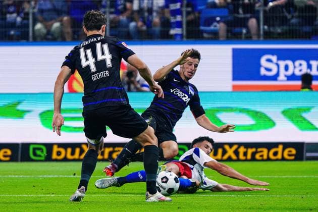 Linus Gechter Hertha BSC, 44 , Diego Demme Hertha BSC, 06 , Daniel Elfadli Hamburger SV, 08 GER, Hamburger SV vs Hertha BSC, Football, 2 Bundesliga, Matchday 2, Season 2024 2025, 10 08 2024 DFL REGULATIONS PROHIBIT ANY USE OF PHOTOGRAPHS AS IMAGE SEQUENCES AND OR QUASI VIDEO GER, Hamburger SV vs Hertha BSC, Football, 2 Bundesliga, Matchday 2, Season 2024 2025, 10 08 2024 Hamburg Copyright: xEibner-Pressefoto MarcelxvonxFehrnx EP_MFN