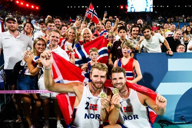 240810 Anders Mol and Christian Sorum of Norway celebrate after the men s bronze medal beach volleyball match between Qatar and Norway during day 15 of the Paris 2024 Olympic Games on August 10, 2024 in Paris Photo Ludvig Thunman BILDBYRAN kod LT LT0670 beachvolleyboll beach volleyball sandvolleyball olympic games olympics os ol olympiska spelen olympiske leker paris 2024 paris os paris ol 15 bbeng norge qatar norway bronsmatch bronze medal game jubel  Copyright: LUDVIGxTHUNMAN BB240810LT150