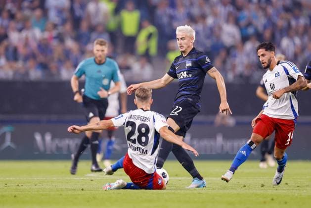 Hamburg, 10 August 2024 Football, 2 Bundesliga 2024 25, Hamburger SV Hertha BSC Miro Muheim Hamburger SV, 28 , Marten Winkler Hertha BSC, 22 DFL REGULATIONS PROHIBIT ANY USE OF PHOTOGRAPHS AS IMAGE SEQUENCES AND OR QUASI VIDEO