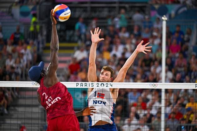 Olympic Games Beach Volleyball Paris 10 08 2024 Beach Volleyball, match for 3rd place, QAT NOR Anders Mol in the block against Ahmed Tijan, Copyright: xBEAUTIFULxSPORTS TomxBlochx