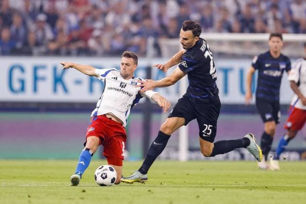 Hamburg, August 10, 2024 Football, 2 Bundesliga 2024 25, Hamburger SV Hertha BSC Jonas Meffert Hamburger SV, 23 , Haris Tabakovic Hertha BSC, 25 DFL REGULATIONS PROHIBIT ANY USE OF PHOTOGRAPHS AS IMAGE SEQUENCES AND OR QUASI VIDEO