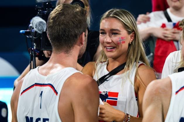 240810 Anders Mol of Norway with girlfriend Karoline Olsen after the men s bronze medal beach volleyball match between Qatar and Norway during day 15 of the Paris 2024 Olympic Games on August 10, 2024 in Paris Photo Ludvig Thunman BILDBYRAN kod LT LT0670 beachvolleyboll beach volleyball sandvolleyball olympic games olympics os ol olympiska spel olympiske leker paris 2024 paris os paris ol 15 bbeng norge qatar norway bronsmatch bronze medal game jubel  Copyright: LUDVIGxTHUNMAN BB240810LT152