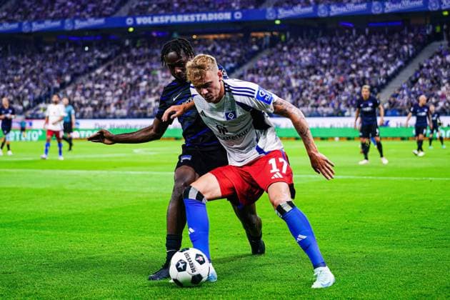 Deyovaisio Zeefuik Hertha BSC, 42 , Adam Karabec Hamburger SV, 17 GER, Hamburger SV vs Hertha BSC, Football, 2 Bundesliga, Matchday 2, Season 2024 2025, 10 08 2024 DFL REGULATIONS PROHIBIT ANY USE OF PHOTOGRAPHS AS IMAGE SEQUENCES AND OR QUASI VIDEO GER, Hamburger SV vs Hertha BSC, Football, 2 Bundesliga, Matchday 2, Season 2024 2025, 10 08 2024 Hamburg Copyright: xEibner-Pressefoto MarcelxvonxFehrnx EP_MFN