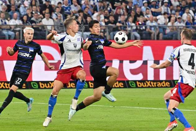 GER 2 FBL,, Hamburger SV vs Hertha BSC 10 08 2024, Volksparkstadion, Hamburg, GER 2 FBL, Hamburger SV vs Hertha BSC in the picture Miro Muheim Hamburg 28 tries to assert himself against Ibrahim Maza Berlin 10 nordphotoxGmbH xWitke nph00002