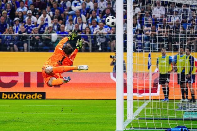 Free kick Immanuel Pherai Hamburger SV, 10 , Tjark Ernst Hertha BSC, 01 GER, Hamburger SV vs Hertha BSC, Football, 2 Bundesliga, Matchday 2, Season 2024 2025, 10 08 2024 DFL REGULATIONS PROHIBIT ANY USE OF PHOTOGRAPHS AS IMAGE SEQUENCES AND OR QUASI VIDEO GER, Hamburger SV vs Hertha BSC, Football, 2 Bundesliga, Matchday 2, Season 2024 2025, 10 08 2024 Hamburg Copyright: xEibner-Pressefoto MarcelxvonxFehrnx EP_MFN