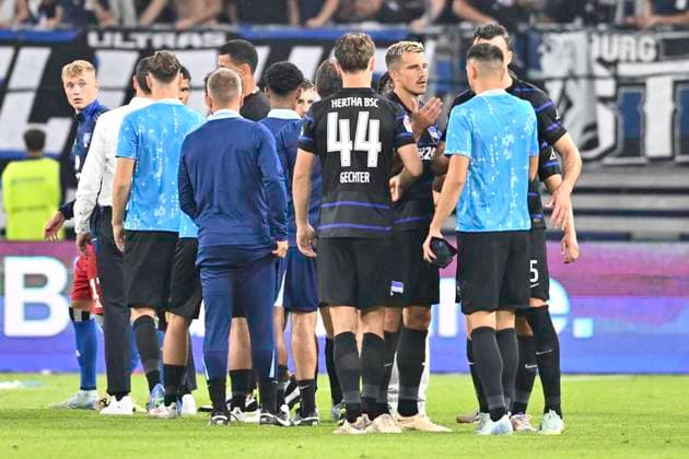 GER 2 FBL,, Hamburger SV vs Hertha BSC 10 08 2024, Volksparkstadion, Hamburg, GER 2 FBL, Hamburger SV vs Hertha BSC in the picture the team of Hertha disappointed after the match nordphotoxGmbH xWitke nph00002