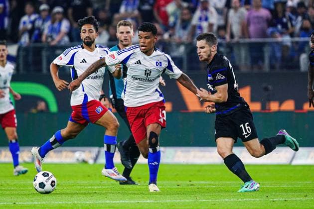 Ransford Yeboah Koenigsdoerffer Hamburger SV, 11 , Jonjoe Kenny Hertha BSC, 16 GER, Hamburger SV vs Hertha BSC, Football, 2 Bundesliga, Matchday 2, Season 2024 2025, 10 08 2024 DFL REGULATIONS PROHIBIT ANY USE OF PHOTOGRAPHS AS IMAGE SEQUENCES AND OR QUASI VIDEO GER, Hamburger SV vs Hertha BSC, Football, 2 Bundesliga, Matchday 2, Season 2024 2025, 10 08 2024 Hamburg Copyright: xEibner-Pressefoto MarcelxvonxFehrnx EP_MFN